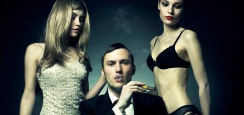 un homme et deux femmes