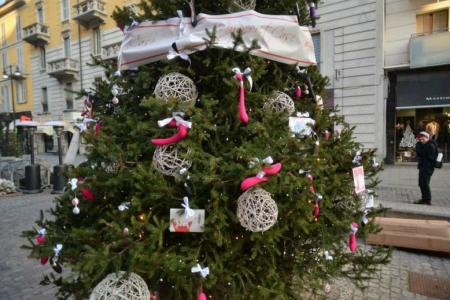 Milan : un sapin décoré avec des sextoys