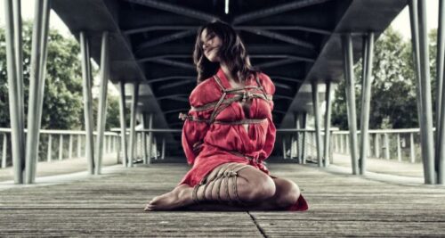 femme attachée